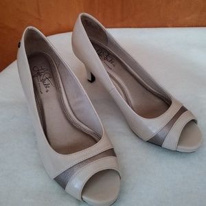 Life Stride Taupe & Bronze Dress Pumps Size 8M